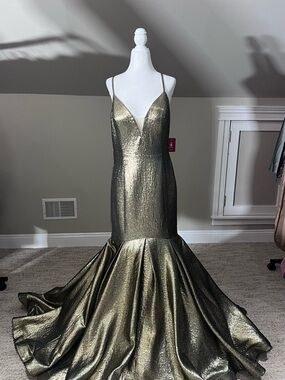 Shimmering Gold Mermaid Prom Dress with Spaghetti Straps